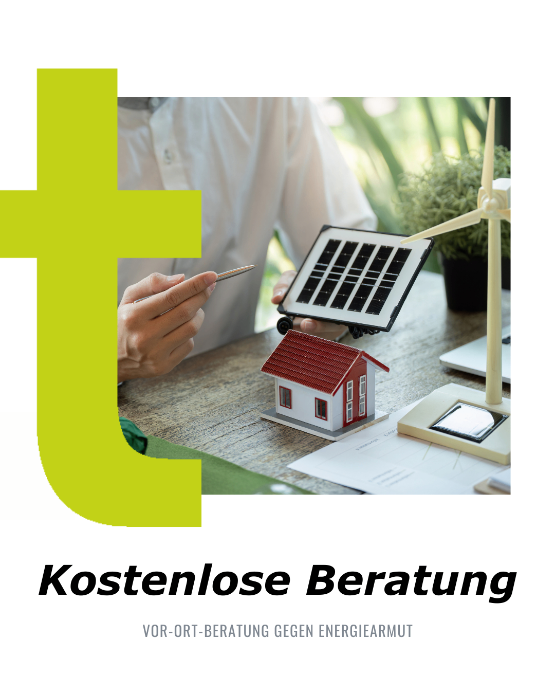 Eine Person schreibt auf Papier mit einem Hausmodell und einem Solarpanel auf einem Schreibtisch, neben einer Windmühle. Der Text lautet 'Kostenlose Beratung'.