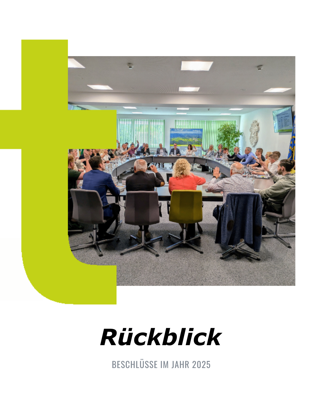 Eine laufende Besprechung, die Teilnehmer sitzen um einen Tisch herum und führen Gespräche. Einige haben die Hände erhoben.