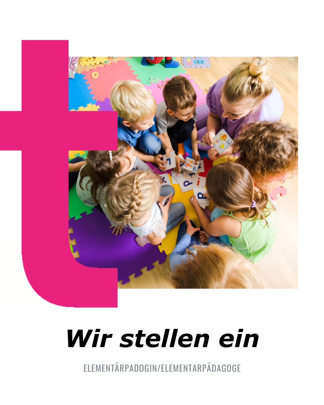 Eine Gruppe von Kindern sitzt auf einem bunten Teppich und macht eine pädagogische Aktivität. Eine Frau, wahrscheinlich eine Lehrerin, hält eine Karte und interagiert mit den Kindern. Die Kinder schauen auf die Karten und scheinen sich auf die Aktivität zu konzentrieren.
