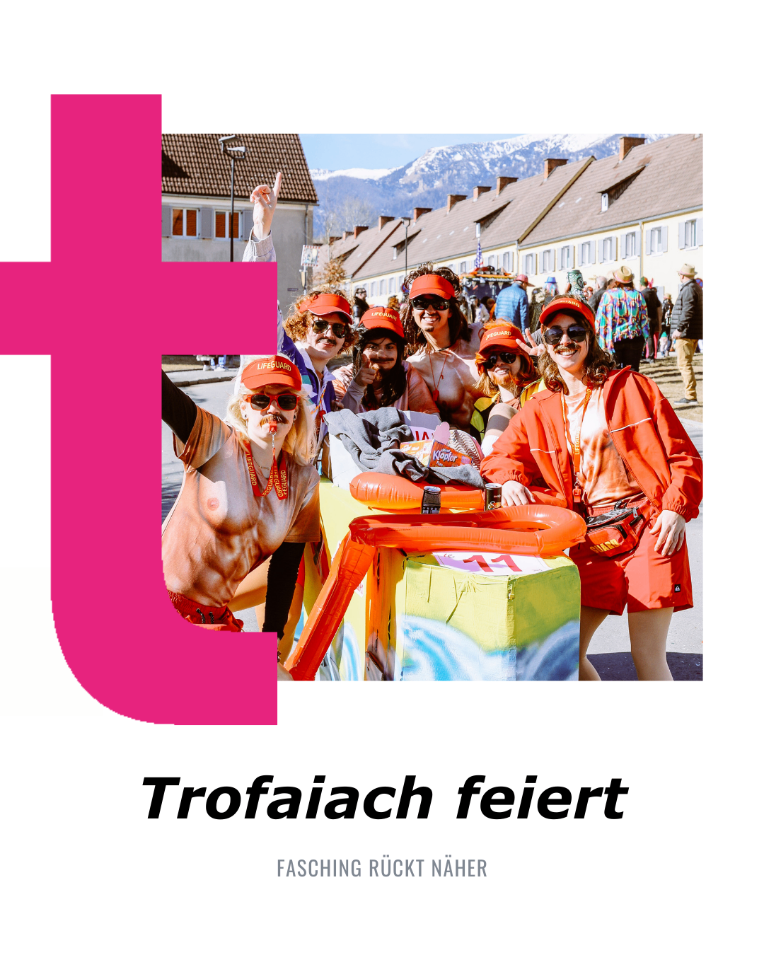 Eine Gruppe von Menschen in orangefarbenen Outfits und Sonnenbrillen steht und sitzt in einem Außenbereich. Sie posieren für ein Foto. Das Wort 'Trofaiach feier' steht darunter. Hinter ihnen befinden sich einige Gebäude. In der Ferne sind einige Berge.