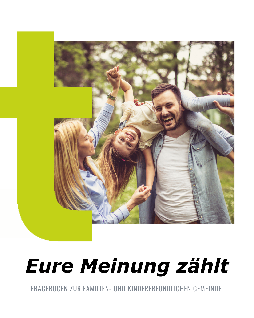 Eine dreiköpfige Familie im Freien, ein Mann trägt ein Mädchen auf seinen Schultern, eine Frau hält ein Mädchen, alle lächeln. Bäume und Grün im Hintergrund.