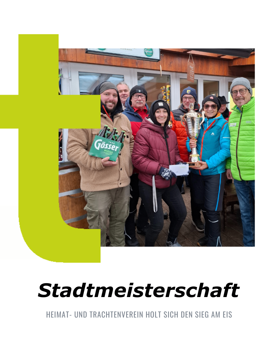 Eine Gruppe von Menschen steht vor einem Gebäude. Sie halten eine Trophäe und Bierkartons. Die Frau in der Mitte lächelt, und der Mann auf der rechten Seite trägt eine grüne Jacke.