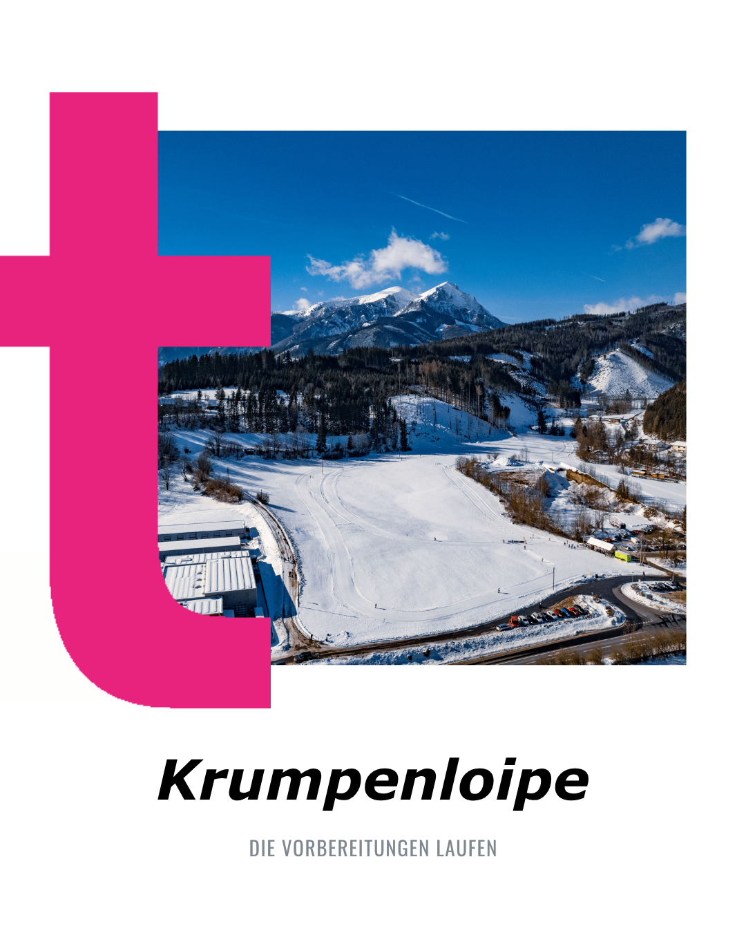 Eine Luftaufnahme von Krumpenloipe, einer Skiabfahrt in einem verschneiten Gebirgsgebiet. Die Landschaft umfasst Bäume, eine Straße und eine Bergkette unter einem blauen Himmel mit Wolken.