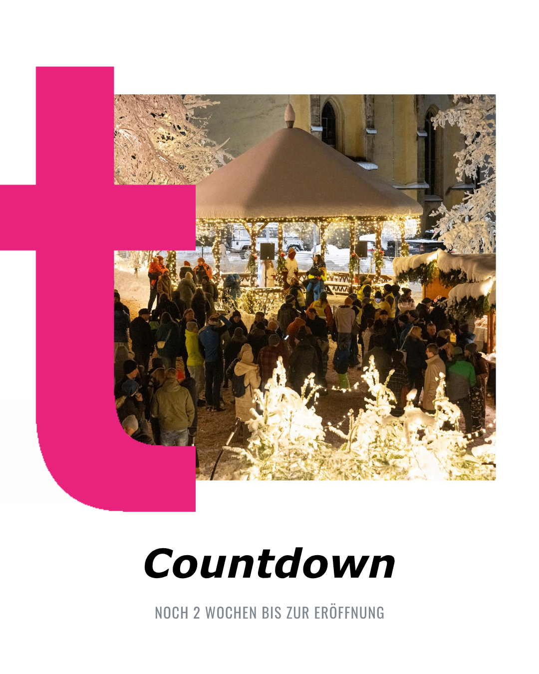 Eine Gruppe von Menschen versammelt sich um ein mit Schnee bedecktes, beleuchtetes Gewächshaus. Sie nehmen wahrscheinlich an einem Weihnachtsmarkt teil.