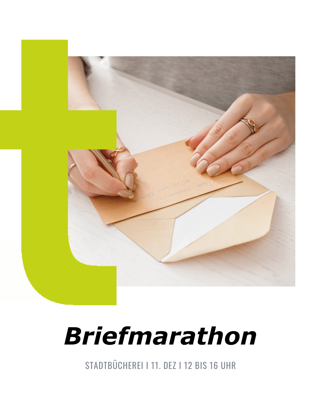 Eine Person schreibt mit einem goldenen Stift auf einen braunen Umschlag und hält ihn mit beiden Händen. Die Person hat Ringe an beiden Händen.