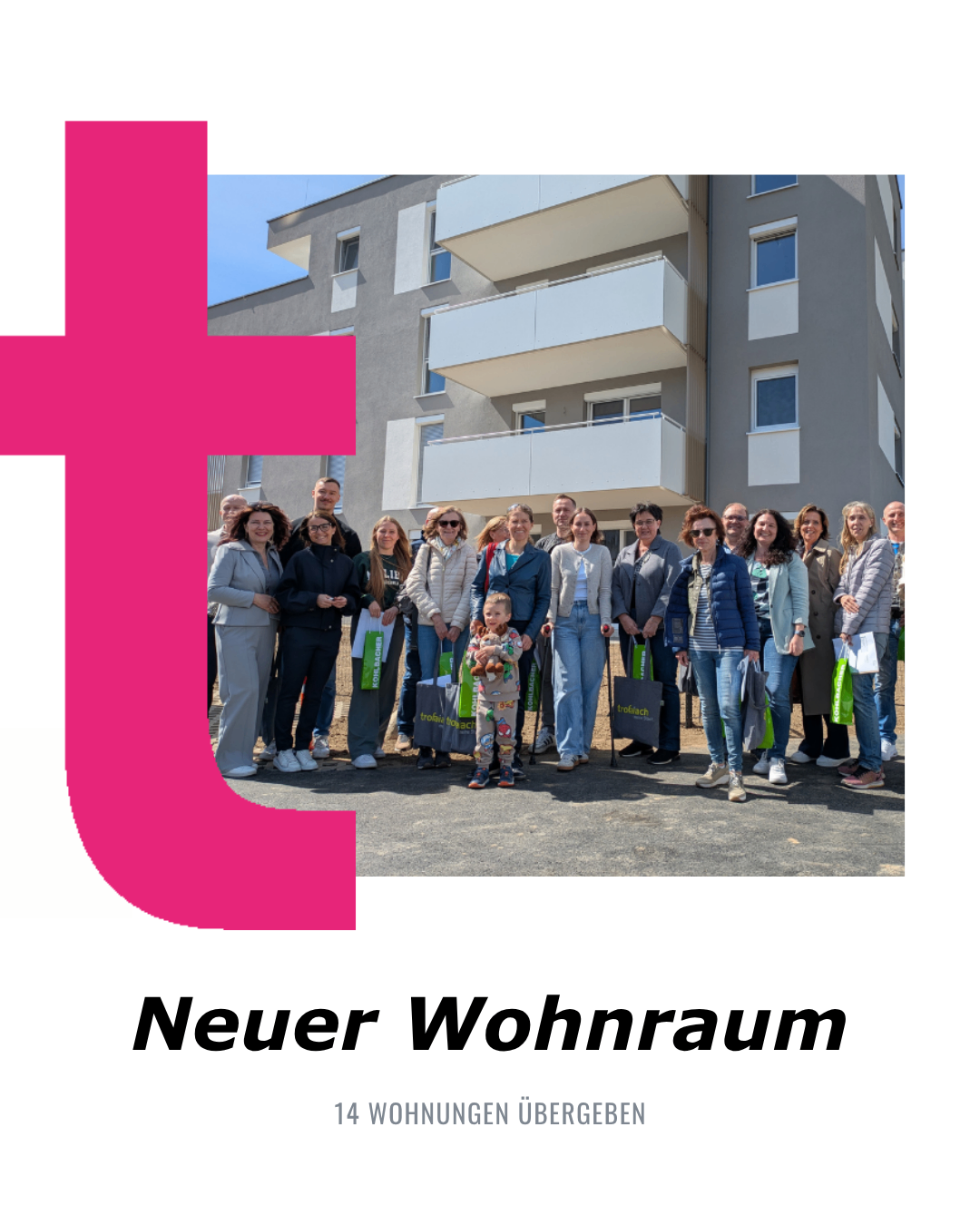 Eine Gruppe von Erwachsenen und Kindern posiert vor einem Gebäude mit Balkonen. Der Text 'Neuer Wohnraum' wird unter dem Bild angezeigt.
