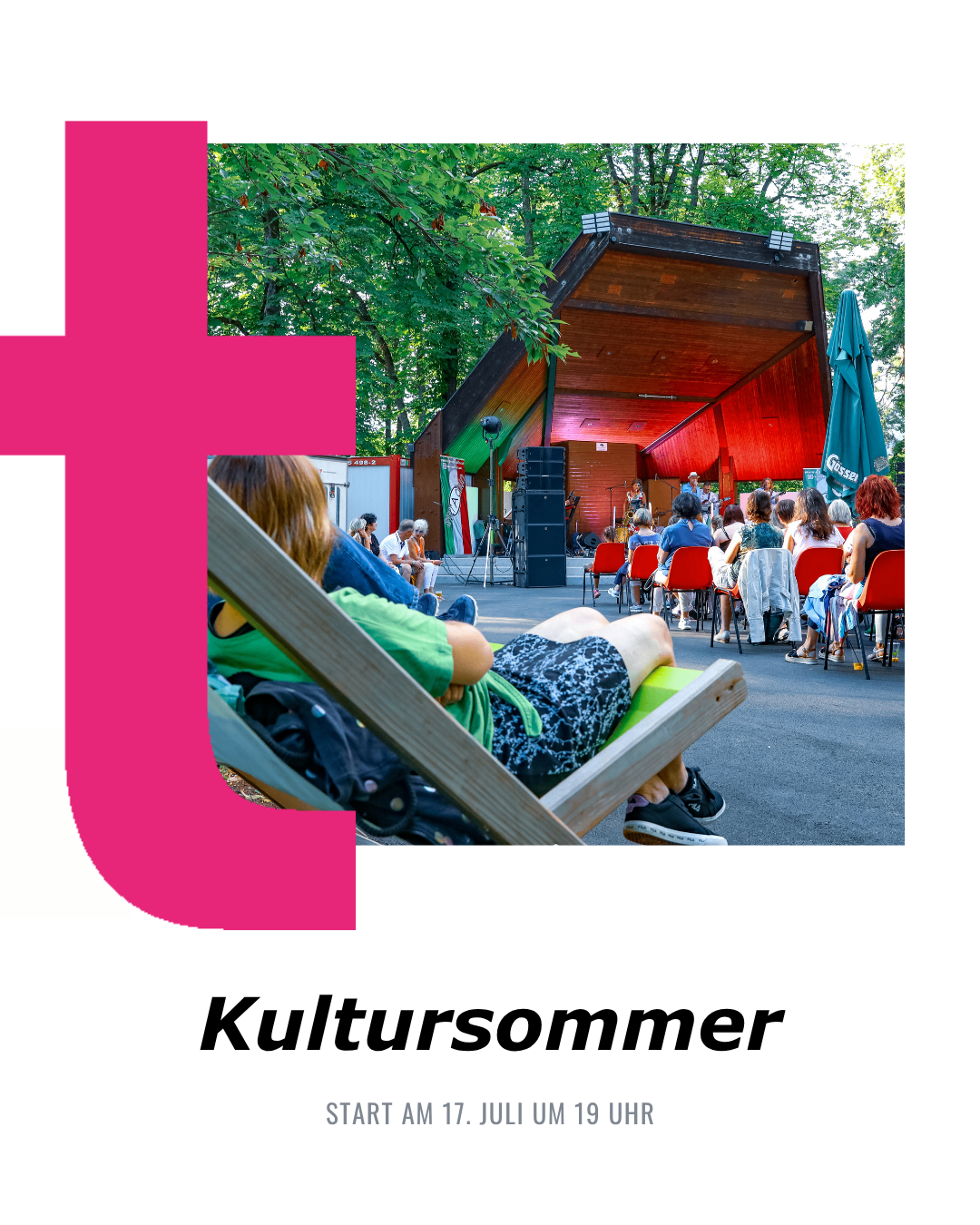 Eine Veranstaltung im Freien mit Bühne und Menschen auf Stühlen. Ein Mann entspannt sich in einem Liegestuhl mit Rucksack. Das Wort Kultursommer wird angezeigt.