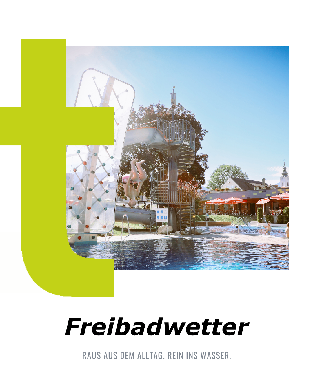 Ein Freibad mit Wasserrutsche und Kletterwand. Eine Person taucht ins Wasser ein.