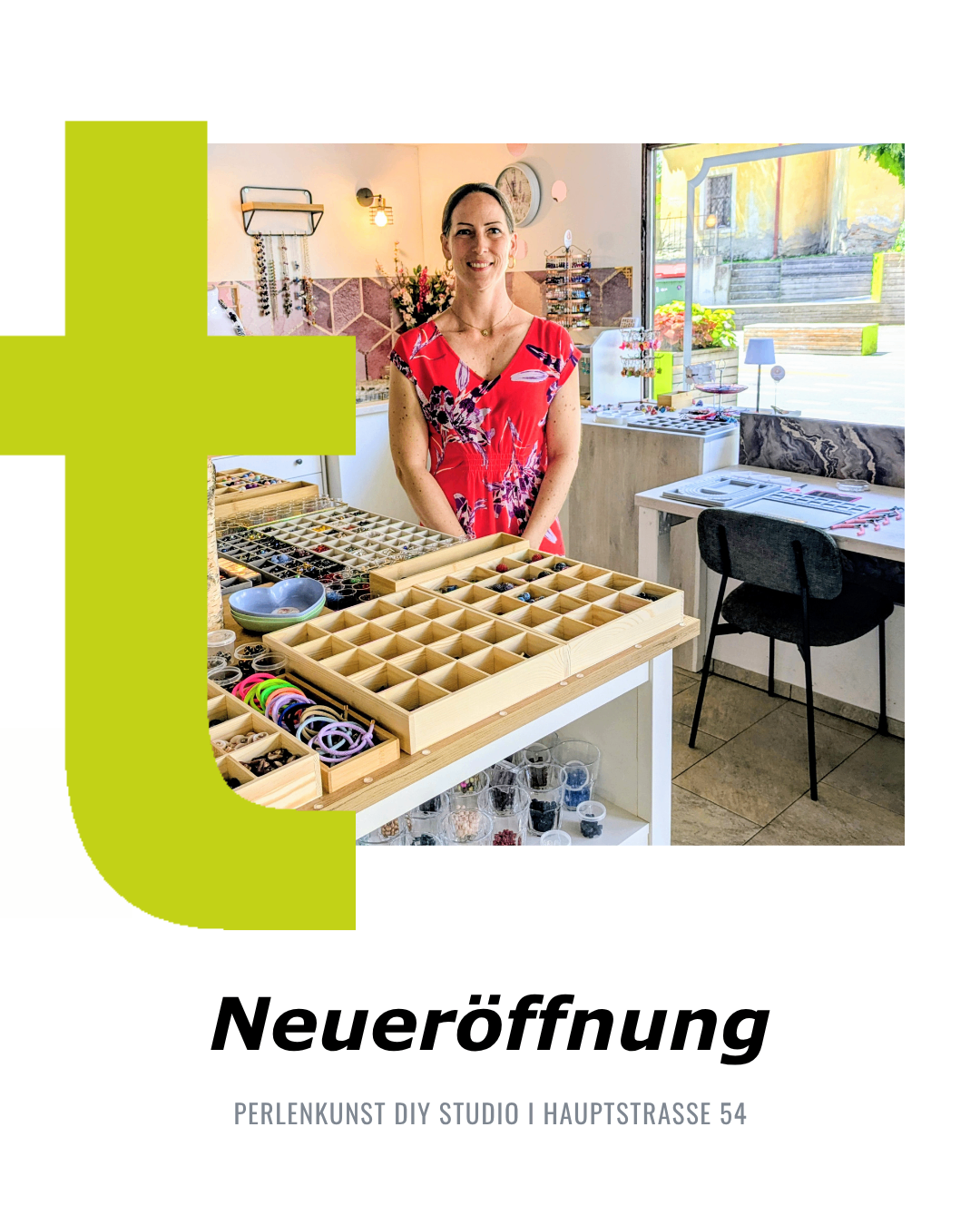 Eine lächelnde Frau steht hinter einer Schmuckausstellung in einem Geschäft. Das Bild zeigt auch Schmuckschatullen und einen Schreibtisch mit Accessoires. Der Laden hat Blick auf ein Gebäude und eine Straße.
