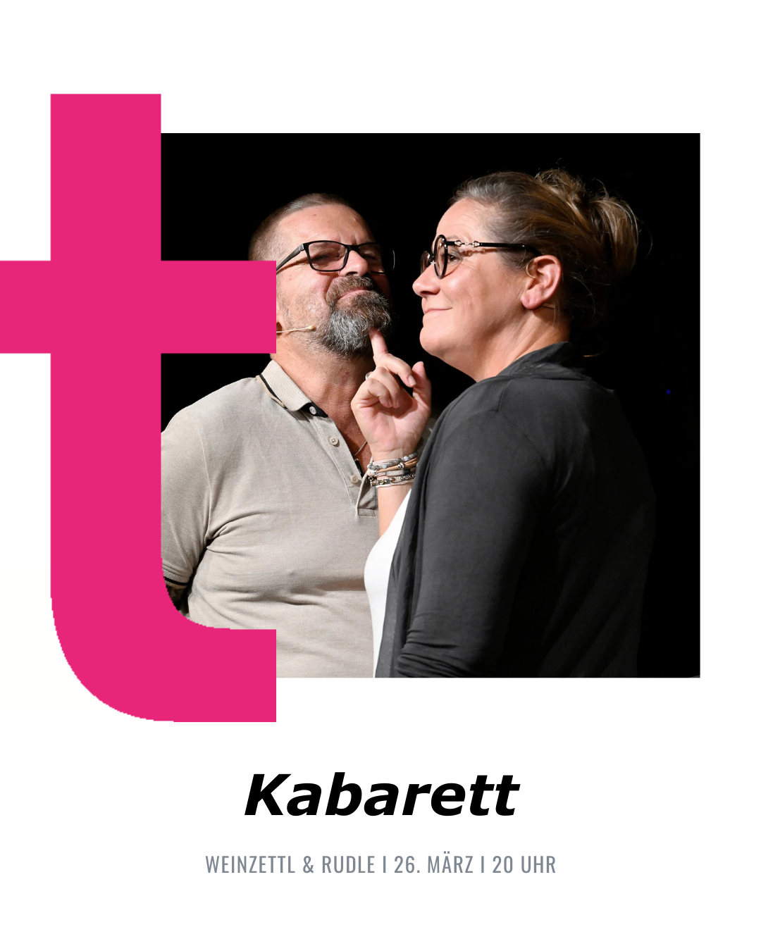 Ein Mann und eine Frau stehen eng beieinander, beide mit Brille, und scheinen zu sprechen. Der Mann hat ein Mikrofon an seinem Hemd und berührt sein Kinn. Die Frau hat einen Ring und berührt ihre Lippen. Das Wort 'Kabarett' ist in großen Buchstaben darunter geschrieben.