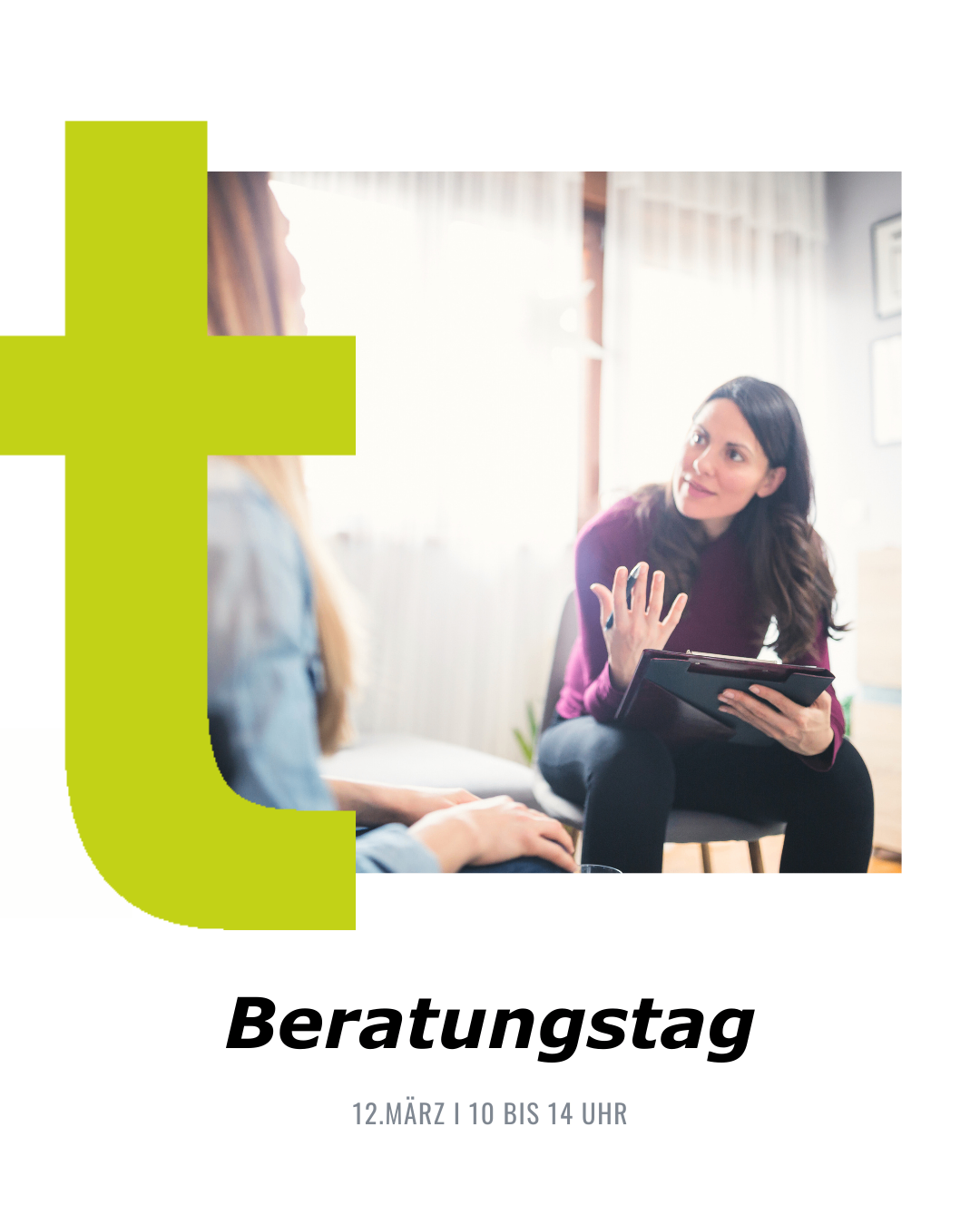 Zwei Frauen sitzen in einem Raum und führen ein Gespräch. Eine Frau hält ein Tablet und einen Stift, was auf ein formelles Treffen hindeutet. Der Raum ist hell, mit natürlichem Licht von einem Fenster.