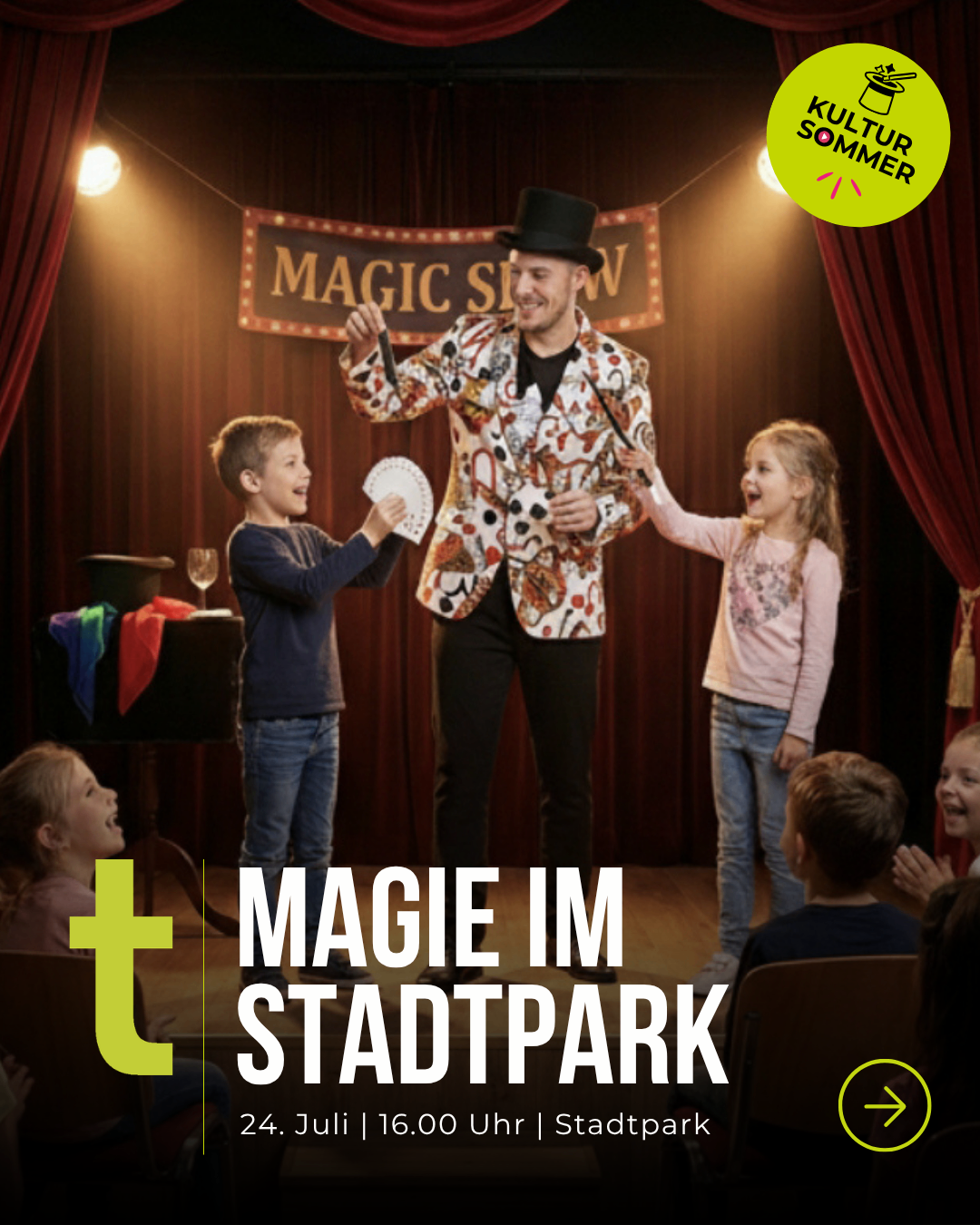 Ein Magier in einem gemusterten Anzug und einem Zylinder führt ein Kartentrick für zwei Kinder auf einer Bühne mit roten Vorhängen vor.