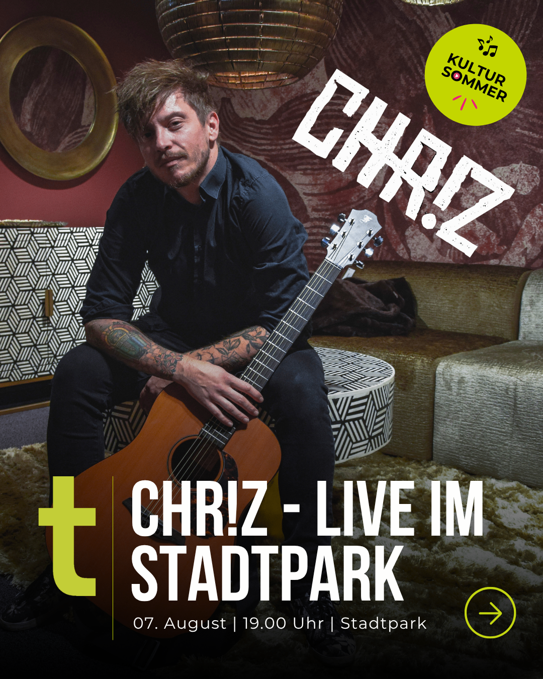 Ein Mann mit Tätowierungen auf den Armen sitzt auf einem Sofa und hält eine Gitarre. Der Text auf dem Bild lautet 'CHR!Z - LIVE IM STADTPARK'.