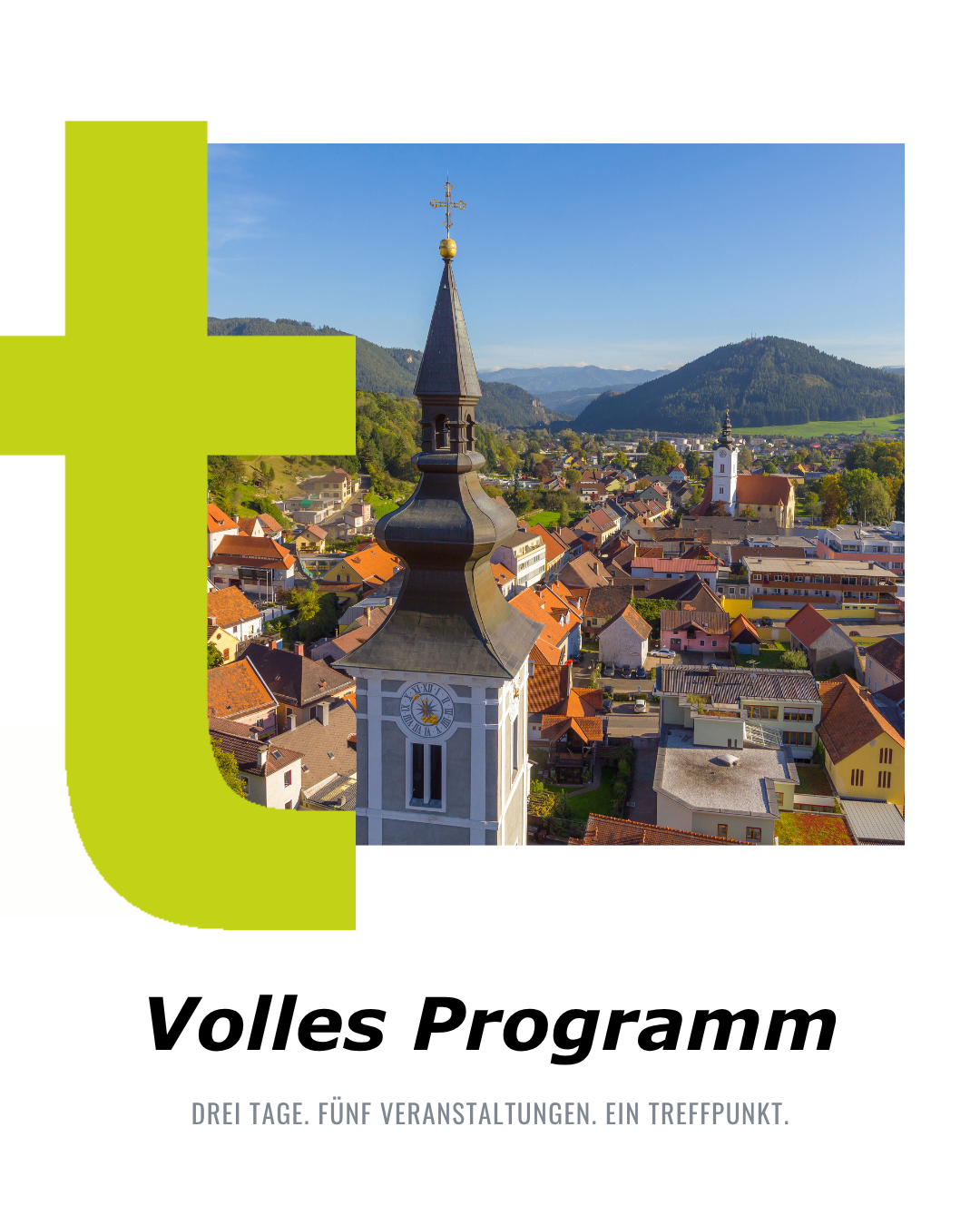 Eine Stadt mit einem Kirchturm, einer Uhr und einem grünen Buchstaben T. Die Stadt hat Häuser und Gebäude. Die Häuser sind in verschiedenen Farben gestrichen. In der Ferne gibt es Berge.