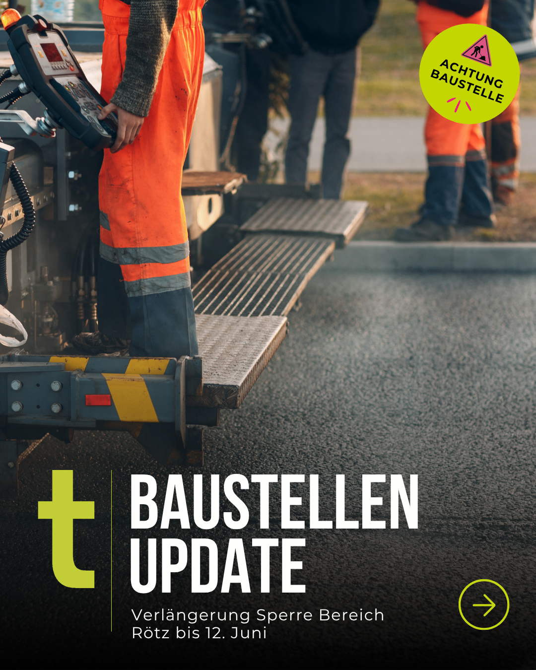 Bauarbeiter in orangefarbener Uniform verwenden ein Gerät zur Aktualisierung der Straßenoberfläche.
