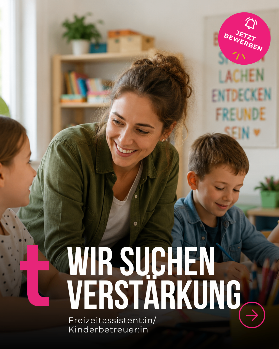 Eine Frau lächelt, während sie mit zwei Kindern interagiert. Sie sind in einem Raum mit Postern und Regalen im Hintergrund. Die Frau trägt eine grüne Jacke.