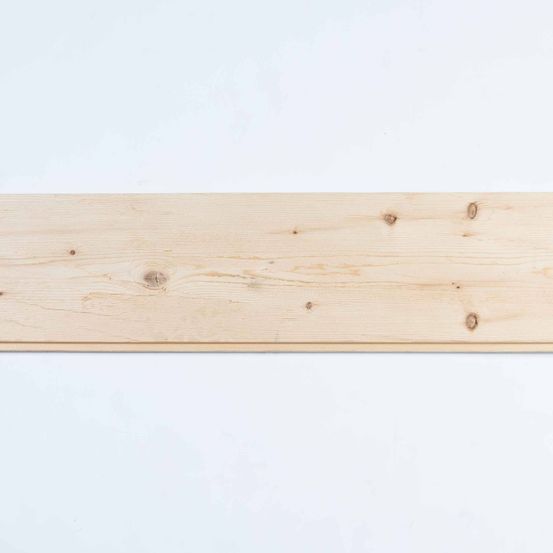 Ein rechteckiges Holzbrett wird auf weißem Hintergrund gezeigt. Es hat eine glatte Oberfläche und sichtbare Äste.