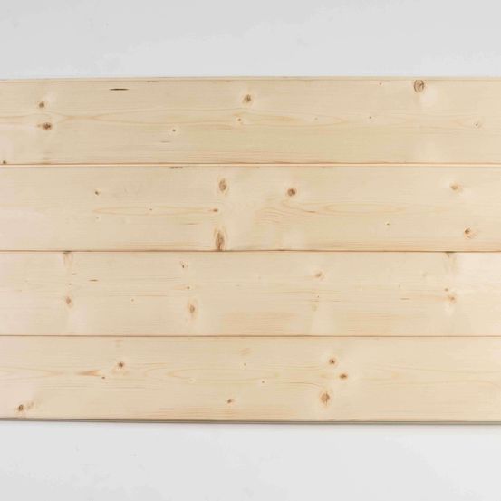 Eine Nahaufnahme einer Holzplatte mit sichtbaren Ästen und Maserung. Das Holz erscheint hellbraun und unbehandelt.