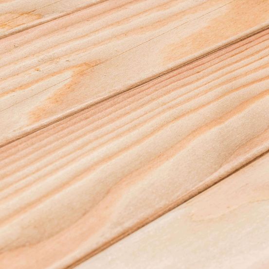 Eine Nahaufnahme einer Holzplatte mit hellbraunen Farbtönen und einigen dunkleren Flecken, die die Maserung zeigt.