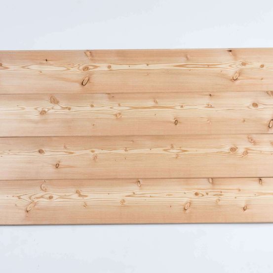 Eine Nahaufnahme einer hellen Holzplatte mit körniger Textur, die gegen einen weißen Hintergrund platziert ist.