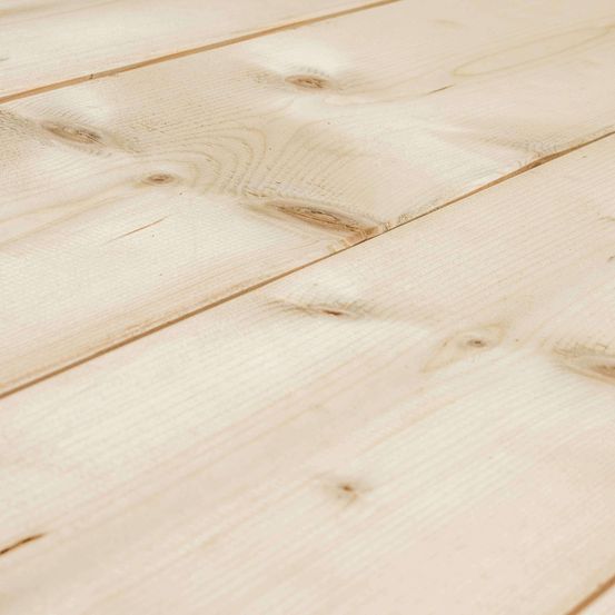 Eine Nahaufnahme eines Holzbodens mit sichtbarer Maserung und Ästen. Das Holz ist hell und sieht gut gepflegt aus.