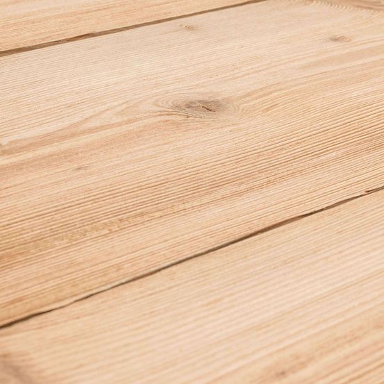 Eine Nahaufnahme einer hölzernen Oberfläche mit sichtbaren Holzmaserungen. Das Holz hat einen hellen, warmen Ton und scheint gut poliert zu sein.