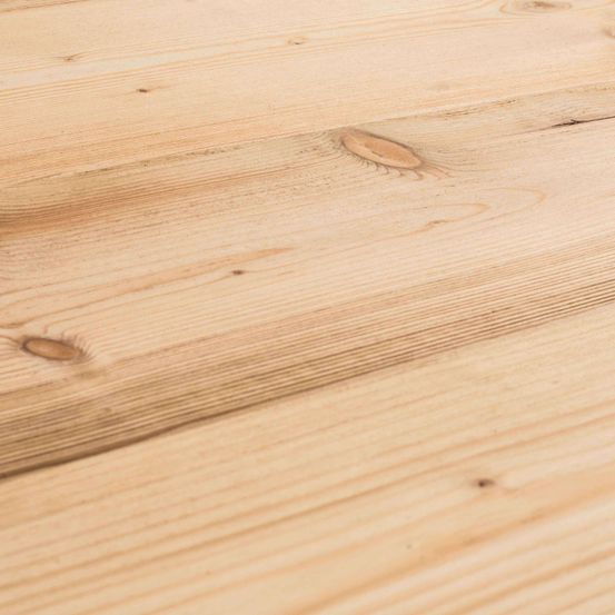 Nahaufnahme einer hölzernen Oberfläche mit natürlichem Maserungsmuster. Das Holz hat eine hellbeige Farbe und eine glatte Textur.