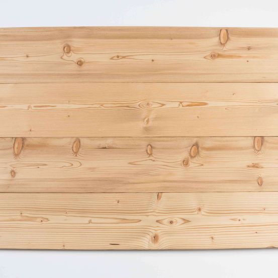 Eine Nahaufnahme einer Holzplankenoberfläche mit sichtbaren Ästen und einem leichten Maserungsmuster, die eine natürliche Holzstruktur zeigt.