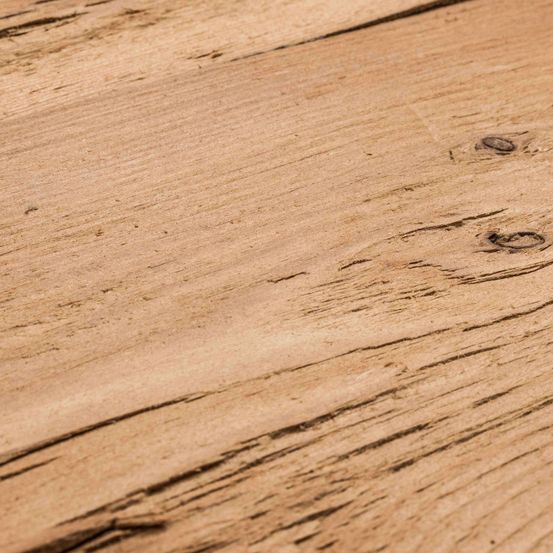Ein Nahaufnahme einer Holzoberfläche zeigt eine hellbraune Farbe mit sichtbaren Maserungen und Ästen. Die Textur ist rau mit einigen schwarzen Flecken.