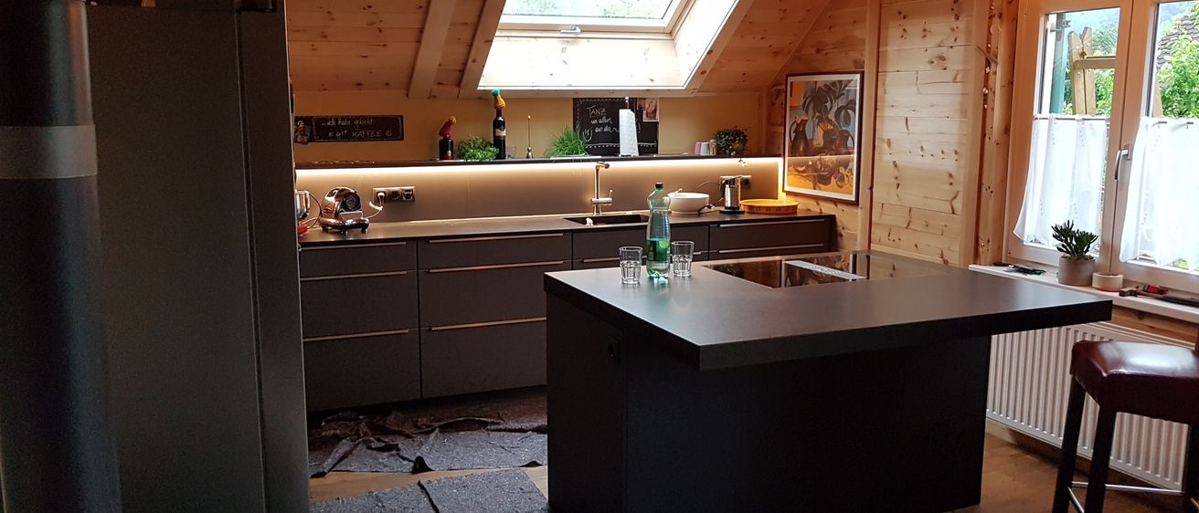 Bild enthält, Indoors, Interior Design, Kitchen, Floor, Flooring, Wood, Window, Electrical Device, Refrigerator, Housing