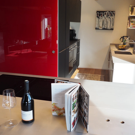 Bild enthält, Interior Design, Plant, Rug, Sink Faucet, Table, Desk, Alcohol, Beverage, Plate, Person