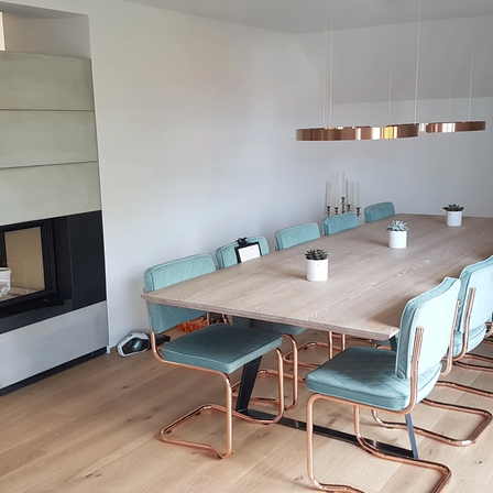 Bild enthält, Indoors, Interior Design, Furniture, Table, Tabletop, Dining Table, Building, Dining Room, Room, Chair