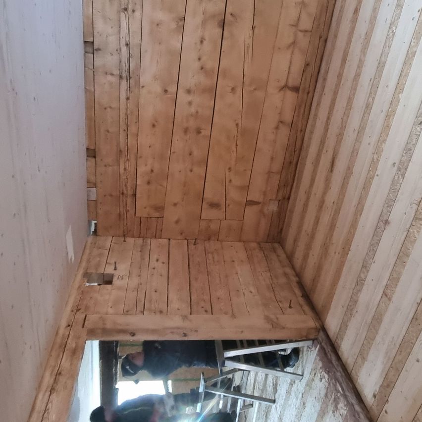 Bild enthält, Indoors, Interior Design, Wood Panels, Person, Head