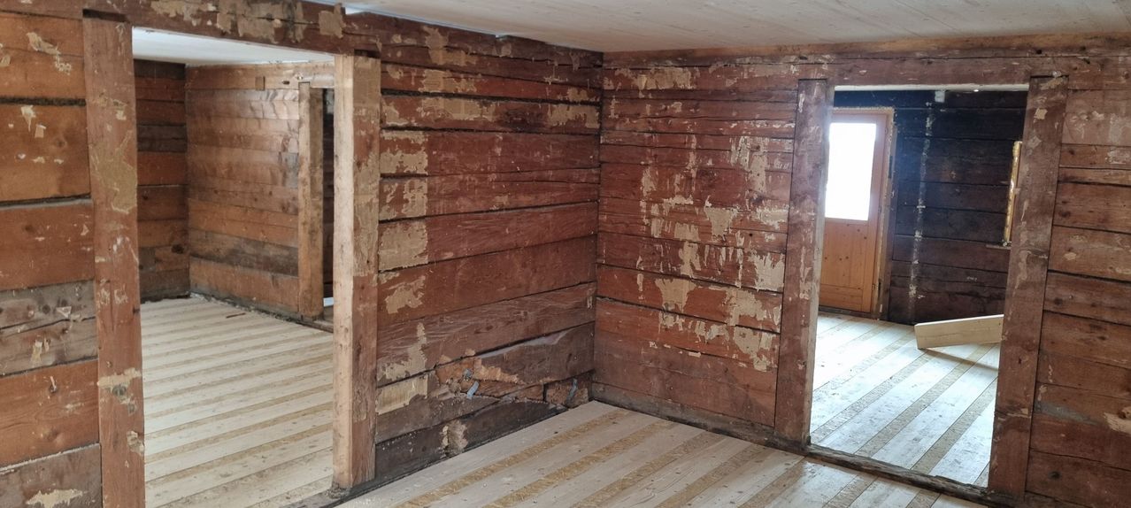 Bild enthält, Indoors, Interior Design, Wood Panels, Wood, Architecture, Building