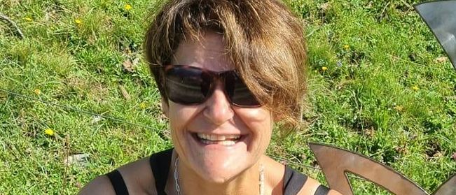 Bild enthält, Blouse, Head, Person, Photography, Portrait, Grass, Accessories, Sunglasses, Glasses, Necklace