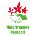 Ein schwarzer Hintergrund mit drei roten Sternen und zwei roten Schmetterlingen über einem grünen Händedruck-Logo. Unter dem Händedruck stehen die Worte 'Naturfreunde Parndorf' in Grün geschrieben.
