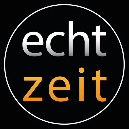 Ein kreisförmiges Logo mit weißem Rand und schwarzem Hintergrund. Der Text 'echt zeit' ist in gelber Schrift geschrieben. Das Wort 'echt' ist weiß und das Wort 'zeit' ist gelb.