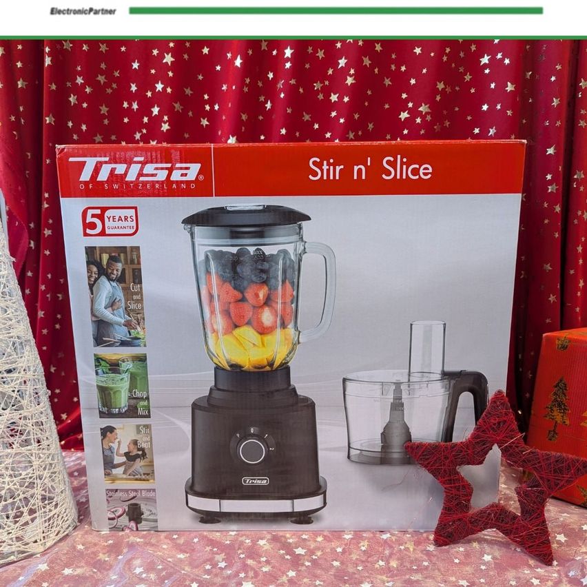 Eine Schachtel eines Trisa-Mixers, ein Küchengerät, wird vor einem festlichen roten Hintergrund ausgestellt. Der Mixer hat einen Glaskrug gefüllt mit Früchten und einen Nahrungsverarbeiter an seiner Seite.