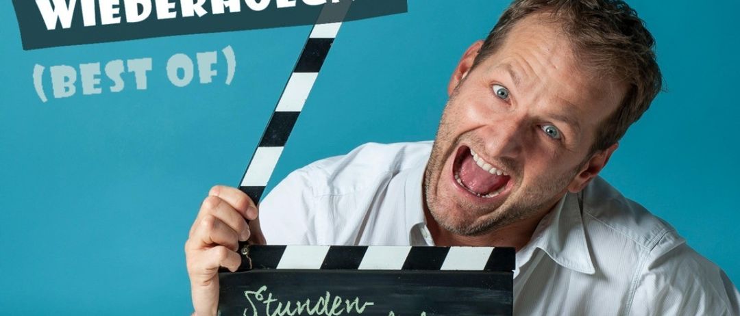 Ein Mann hält ein Klapsbrett mit der Aufschrift 'Stundenwiederholung' in der Hand, mit Andreas Ferners Name darüber. Das Bild hat einen blauen Hintergrund mit Text in Pink und Weiß. Es enthält auch ein 'oeticket' Logo und einen QR-Code.