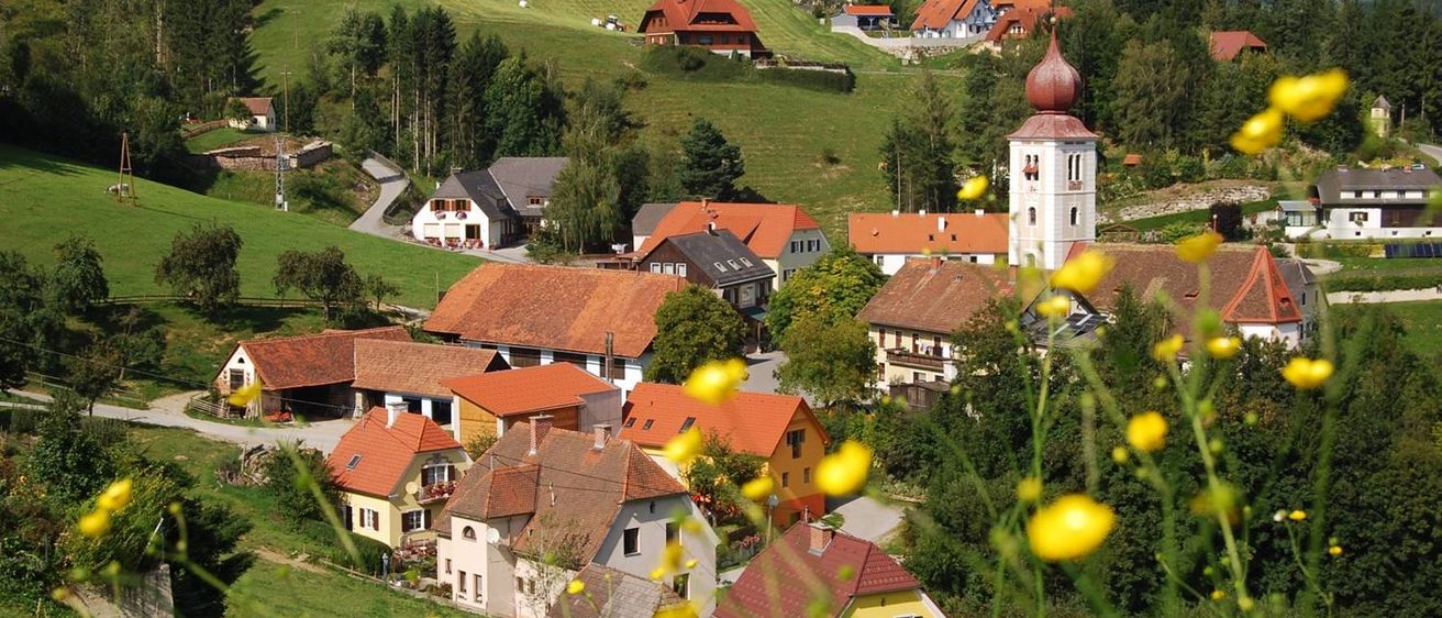 Bild enthält, Outdoors, Nature, Countryside, Rural, Architecture, Building, Village