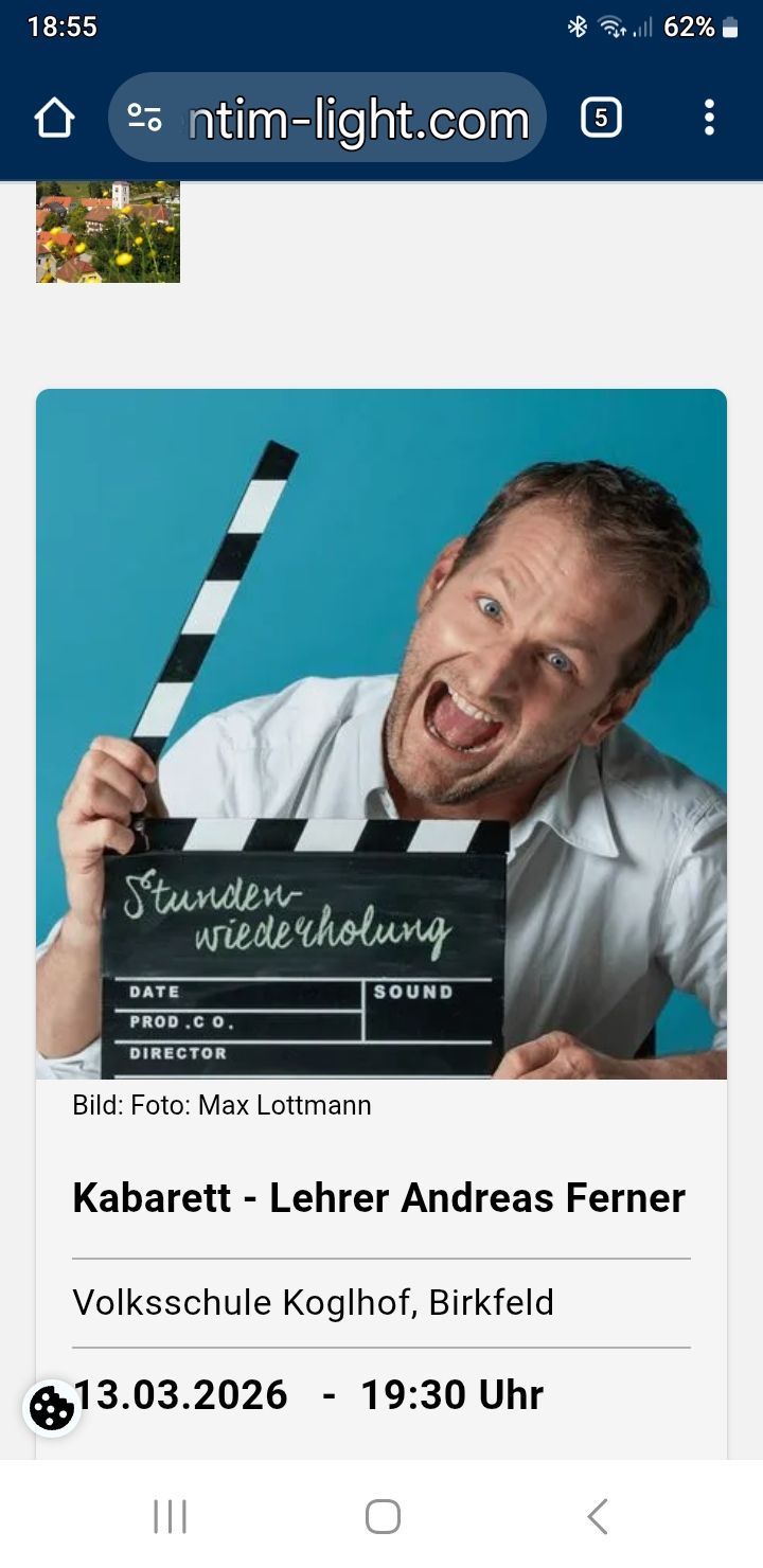 Ein Mann hält ein Klapsbrett vor einem blauen Hintergrund. Das Klapsbrett trägt die Aufschrift 'Stunden wiederholung' in fetten Buchstaben. Der Mann hat ein breites Lächeln und schaut in die Kamera.