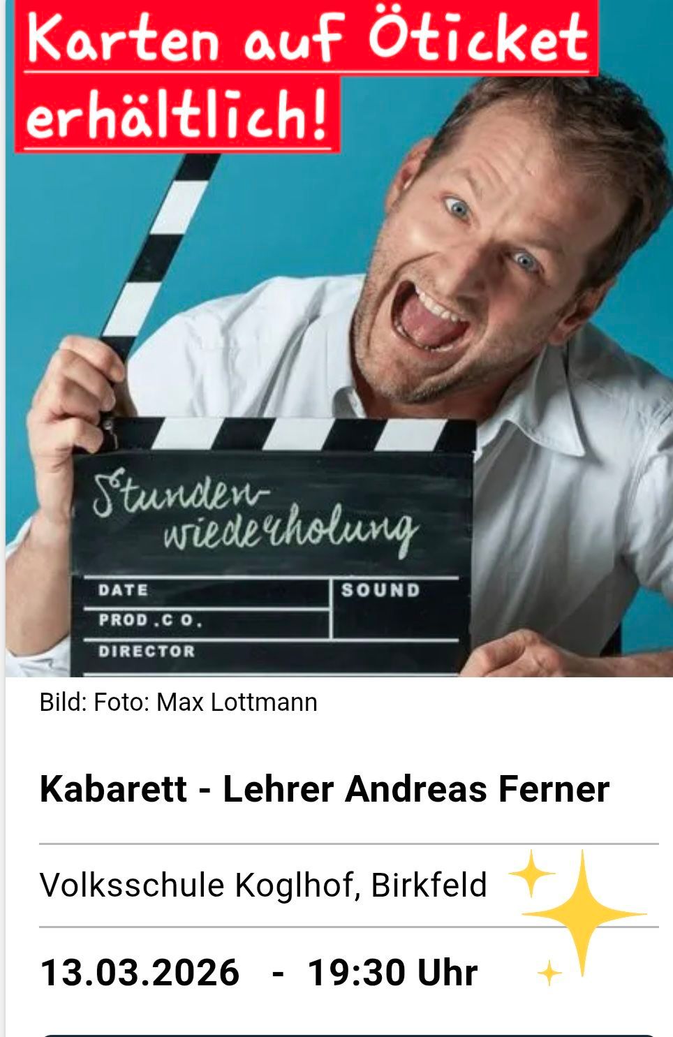 Ein Mann hält aufgeregt ein Klapsbrett mit den Worten 'Stundenwiederholung'. Foto: Max Lottmann.