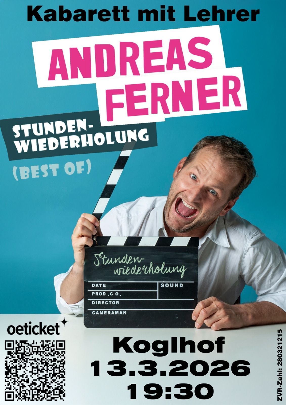 Andreas Ferner präsentiert seine Comedy-Show "Stundenwiederholung" (Best Of) mit einem Klapperbrett. Der Plakathintergrund ist blau mit weißen Texten. Ferner hält das Klapperbrett mit beiden Händen und zeigt einen überraschten Gesichtsausdruck. Unter dem Plakat befindet sich ein QR-Code und der Text "oetikket".