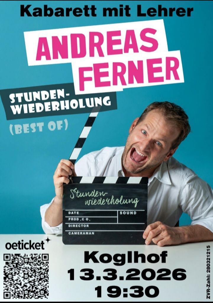 Ein Mann hält ein Klapsbrett mit der Aufschrift 'Stundenwiederholung' und einem Filmklapper. Der Name Andreas Ferner ist prominent auf dem Plakat zu sehen. Der Hintergrund ist blau.