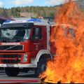 Ein roter Feuerwehrwagen mit der Aufschrift 'Feuerwehr', einem Hydranten und Flammen im Vordergrund.