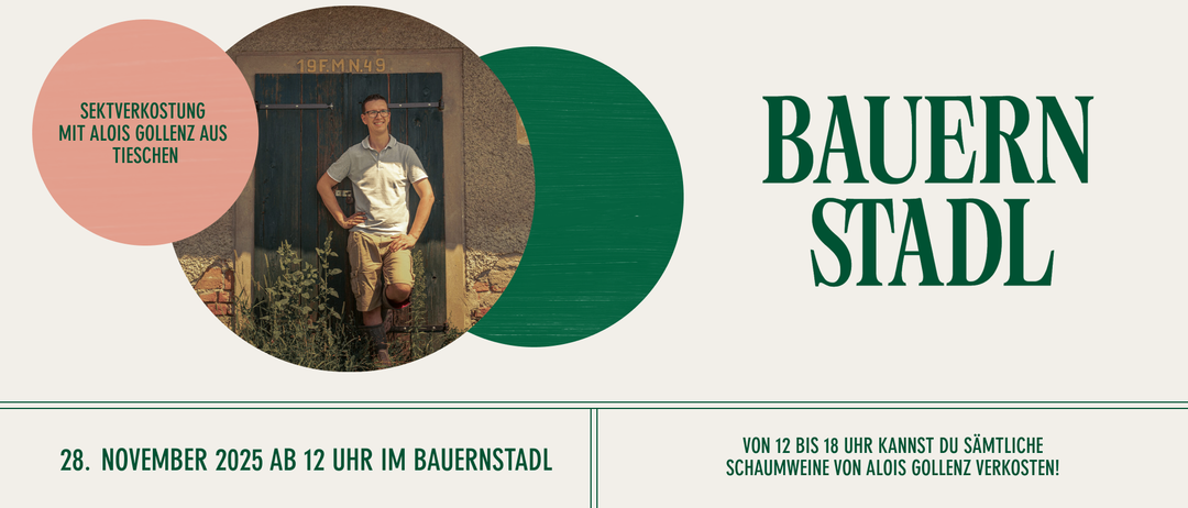Ein Mann steht vor einer Tür und bewirbt eine Veranstaltung namens 'Prickelndes aus Tieschen Bau Staat'. Die Veranstaltung ist von 12 bis 18 Uhr geöffnet und bietet Schaumwein von Alois Go.