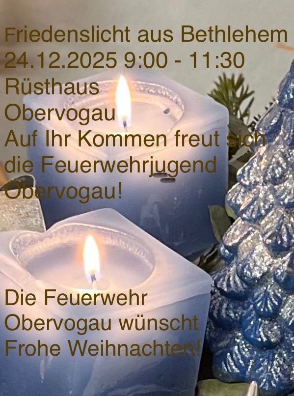 Ein Bild mit zwei brennenden Kerzen und einem Weihnachtsbaum. Eine Nachricht lautet 'Friedenslicht aus Bethlehem' mit dem Datum 24.12.2025 und der Zeit 9:00-11:30. Es stammt von der Jugendfeuerwehr Obervogau.