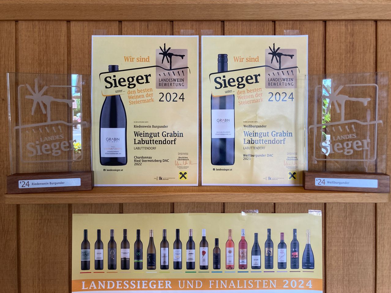 Bild enthält, Shelf, Alcohol, Beverage, Bottle, Liquor, Wine, Wine Bottle