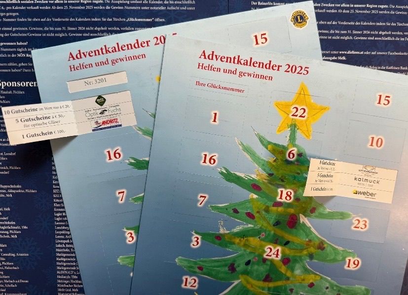Zwei Adventskalender von 2024 und 2025 mit einem gelben Stern am 22. Beide haben die Nummer 15 oben rechts.
