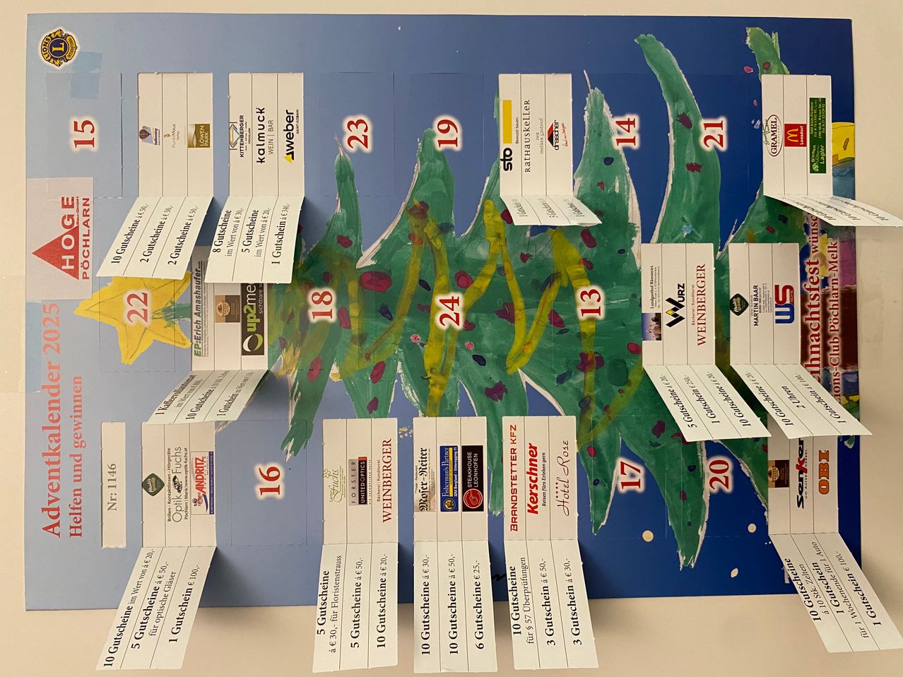 Ein blaues Poster mit einem Weihnachtsbaum-Design zeigt eine Reihe von weißen Karten mit den Nummern 16 bis 24, jede mit einem kleinen Logo und Text, die an den Baumzweigen hängen.